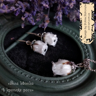 Комплект підвіс і сережки з скла ручної роботи "Біла квітка в краплях роси"